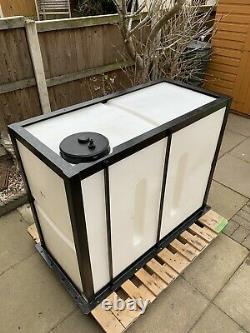 650 litre water tank with frame window cleaning