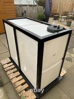 650 litre water tank with frame window cleaning