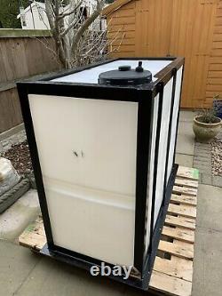 650 litre water tank with frame window cleaning