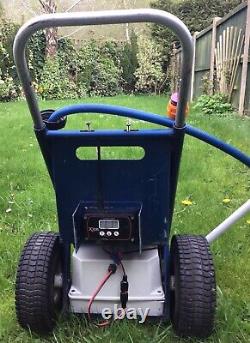 Chariot alimenté par l'eau. Chariot Xline. Complet avec chargeur et 2 seaux de 25 litres.