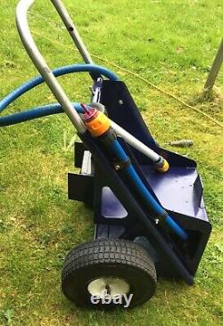 Chariot alimenté par l'eau. Chariot Xline. Complet avec chargeur et 2 seaux de 25 litres.
