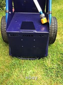 Chariot alimenté par l'eau. Chariot Xline. Complet avec chargeur et 2 seaux de 25 litres.
