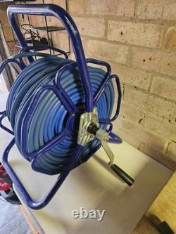 Dévidoir métallique robuste W F P bleu avec 100 m de tuyau MINIBORE de 8 mm