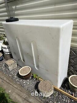 Fourgon aménagé hors réseau avec réservoir d'eau claire de plus de 400 litres pour le nettoyage de vitres de fourgon de course