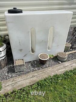 Fourgon aménagé hors réseau avec réservoir d'eau claire de plus de 400 litres pour le nettoyage de vitres de fourgon de course