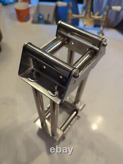 Guide de rouleau de tuyau Grippatank lourd en acier inoxydable pour le nettoyage des fenêtres.