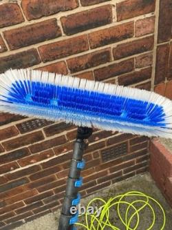 Nettoyage des vitres avec perche alimentée en eau