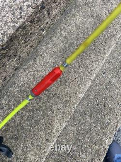 Nettoyage des vitres avec perche alimentée en eau