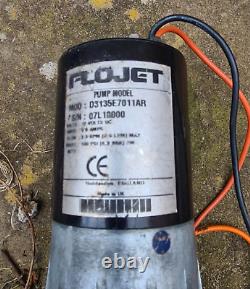 Pompe FloJet alimentée par perche d'eau pure et contrôleur analogique Varistream avec câblage