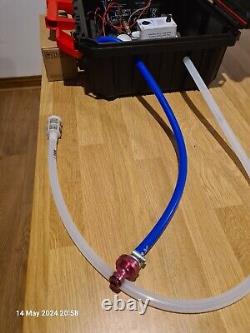 Pompe à eau avec télécommande dans un boîtier avec batterie prête à l'emploi WFP Windows/Solar