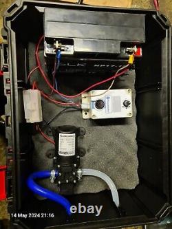 Pompe à eau avec télécommande dans un boîtier avec batterie prête à l'emploi WFP Windows/Solar