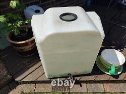 Réservoir d'eau en plastique de 150 litres pour le nettoyage de vitres, le lavage de voitures, le camping et le stockage.