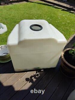Réservoir d'eau en plastique de 150 litres pour le nettoyage de vitres, le lavage de voitures, le camping et le stockage.