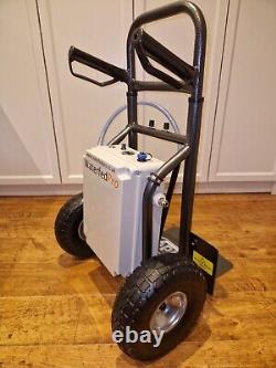 Système de chariot de nettoyage de fenêtres à pôle alimenté par eau de WFP avec pompe résistante aux produits chimiques