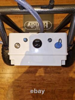 Système de chariot de nettoyage de fenêtres à pôle alimenté par eau de WFP avec pompe résistante aux produits chimiques