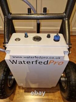 Système de chariot de nettoyage de fenêtres à pôle alimenté par eau de WFP avec pompe résistante aux produits chimiques