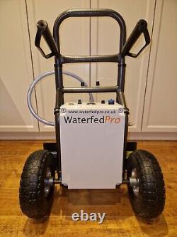 Système de chariot de nettoyage de fenêtres à pôle alimenté par eau du PAM avec pompe résistante aux produits chimiques