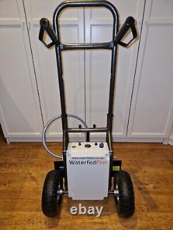 Système de chariot de nettoyage de fenêtres à pôle alimenté par eau du PAM avec pompe résistante aux produits chimiques
