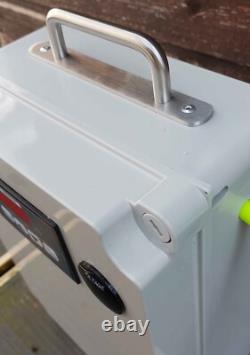 Système de nettoyage de fenêtres à pôle alimenté en eau 12v 12ah WFP sur mesure Royaume-Uni