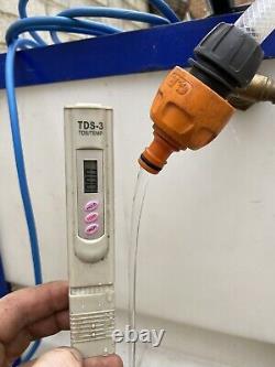 Système de nettoyage de vitres à perche alimentée en eau utilisé