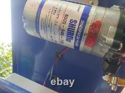 Système de nettoyage de vitres à perche alimentée en eau utilisé