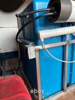 Système de réservoir d'eau pour le nettoyage professionnel des vitres avec purificateur d'eau